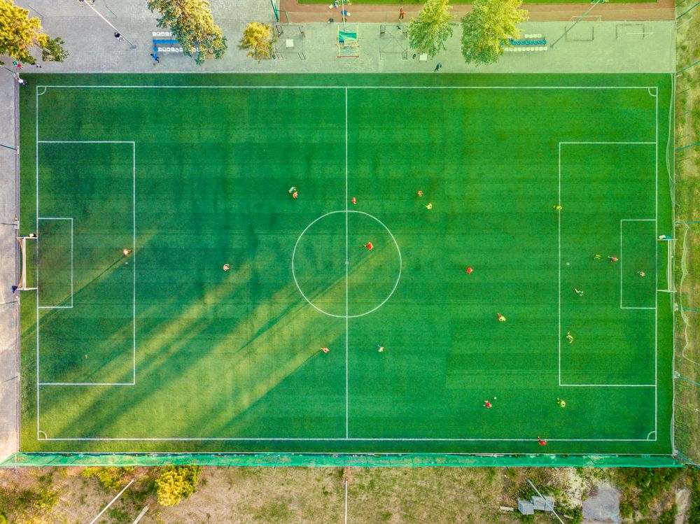 Bola sepak di lapangan hijau ilustrasi taruhan liga
