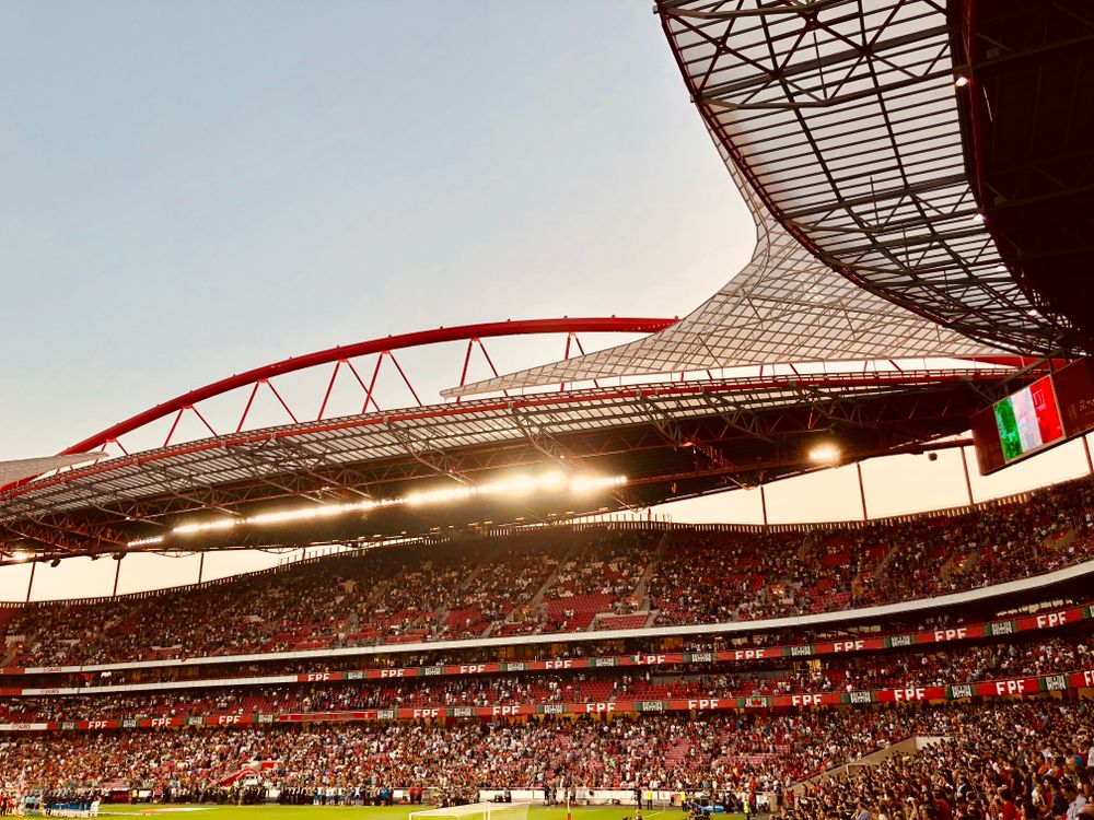 Kerumunan penonton stadion sebagai lambang komunitas pembaca