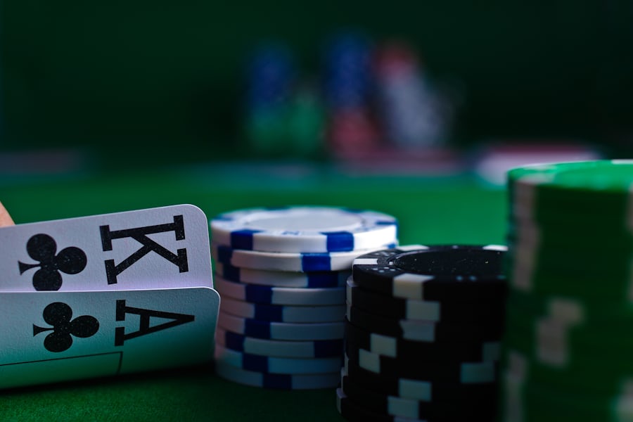 Chip dan kartu poker tersusun di atas meja hijau felt