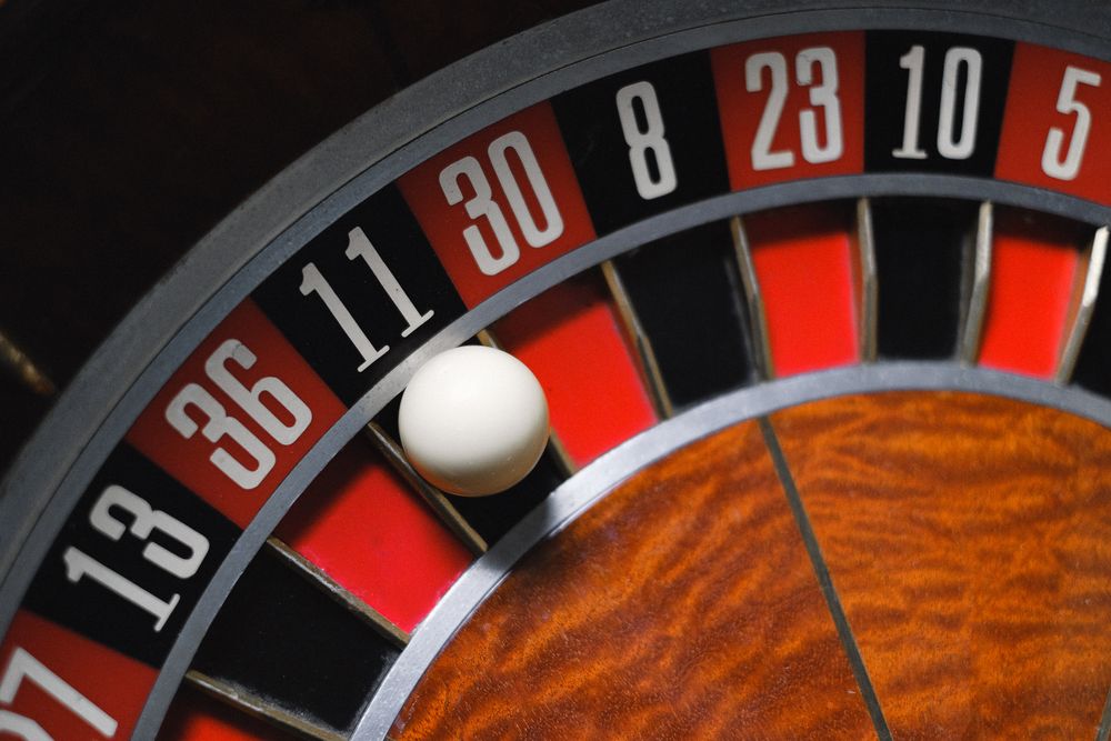 Roda roulette sebagai ilustrasi cashback live casino