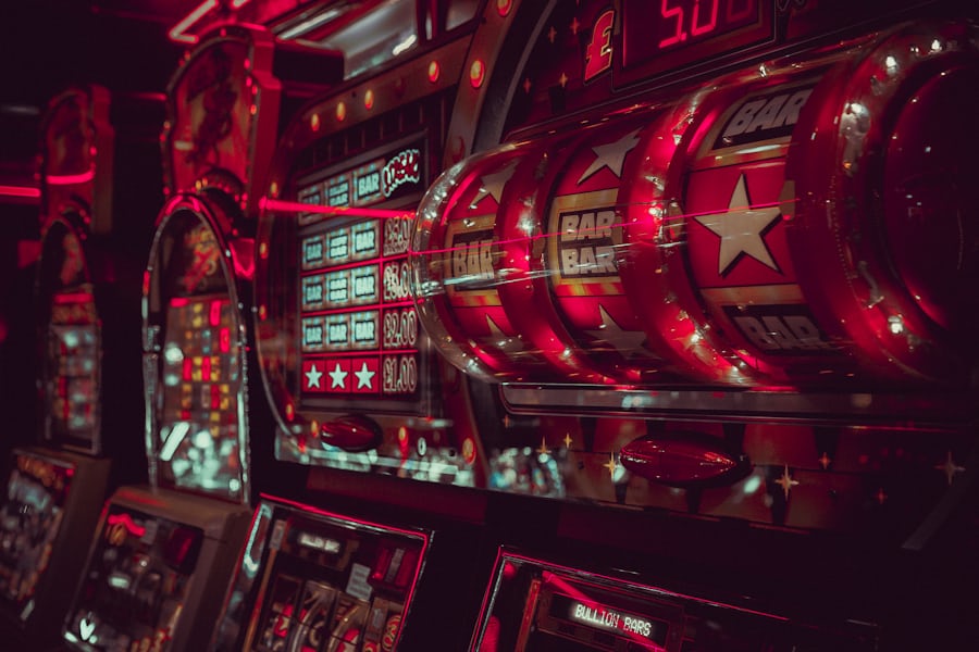 Layar mesin slot digital dengan simbol buah berwarna-warni